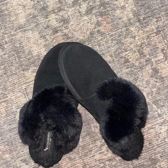 Koolaburra Shoes - NWOT Koolaburra by Ugg Black Fur Slippers